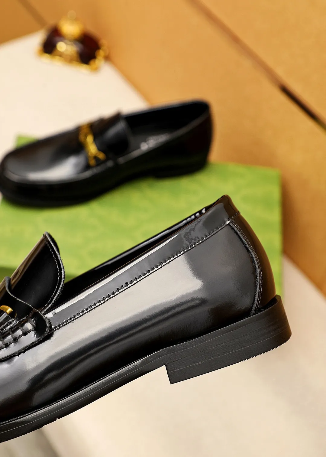 Men's shoes 💰460 💐 Product trademark: GUCCI "Gucci" casual leather shoes Regular size: 38-44 (45🉑️customized) Product materials: Selected imported first-layer open-edge beaded cowhide leather upper + luxury hardware buckle, imported water-dyed cowhide leather lining. Strong three-dimensional visual effect, original combination outsole Color: 3⃣️colors available